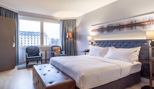 Suite, 1 King Bed, Canal View