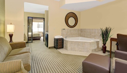 Suite, 1 King Bed, Non Smoking (One-Bedroom)