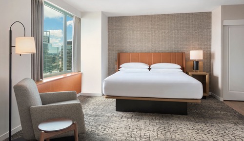 Junior Suite, 1 King Bed with Sofa bed (Mobility/Hearing Access, Roll-In Shwr)