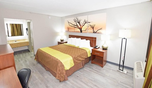 Room, 1 King Bed, Pool View, Courtyard Area (NonSmoking)