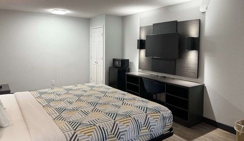 Standard Room, 1 King Bed, Smoking, Refrigerator & Microwave