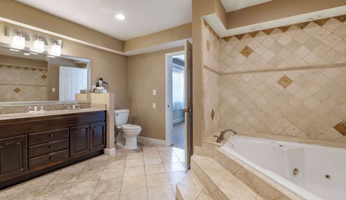 Deluxe Suite, 1 King Bed with Sofabed, Jetted Tub, Non Smoking