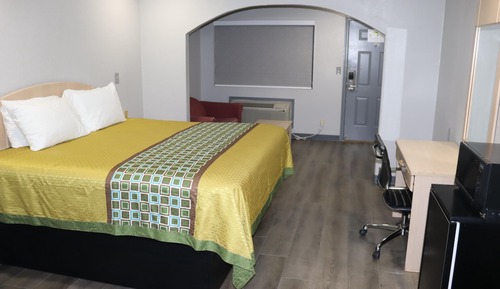 Room, 1 King Bed, Smoking