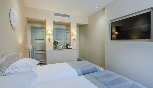 Executive Room (Free wine tasting)