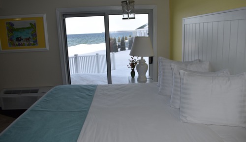 Standard Room, 1 King Bed, Lake View