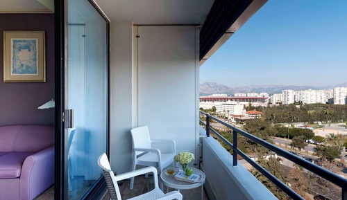 Deluxe Room, 1 King Bed, City View