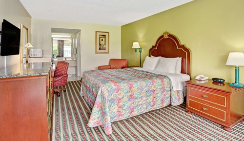Suite, 1 Queen Bed, Non Smoking, Refrigerator