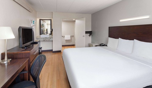 Room, 1 King Bed, Accessible, Non Smoking (Mobility, Bathtub w/Grab Bars)