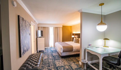 Studio Suite, 1 King Bed, Pool View