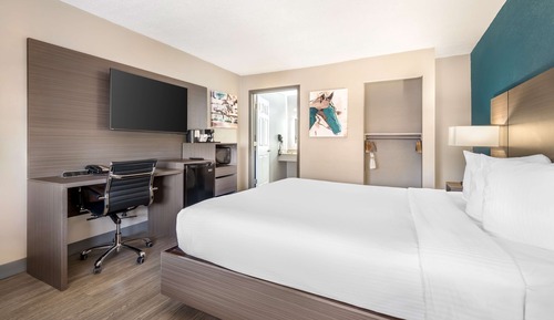 Standard Room, 1 Queen Bed, Non Smoking, Refrigerator & Microwave