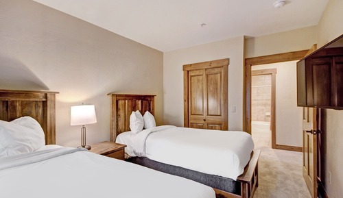 Condo, 2 Bedrooms (Bedding Guaranteed)