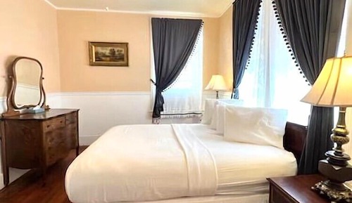 1 Queen Bed Standard