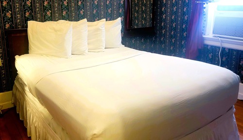 Small Room with 1 Full Size Bed