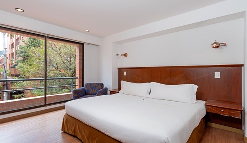 Grand Room, Bathtub
