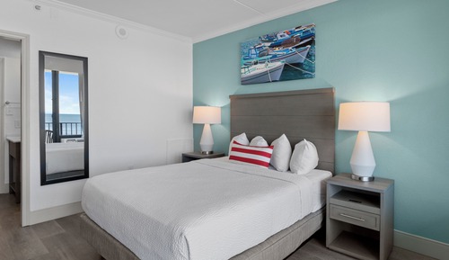 Schooner Oceanfront Deluxe Mini Suite