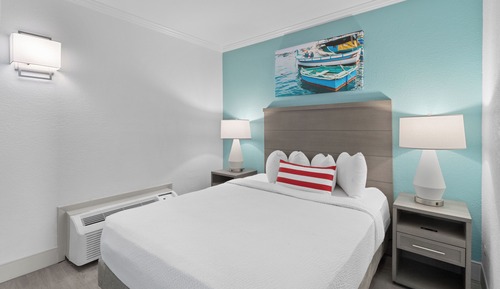 Schooner Oceanfront Deluxe Junior Cabana Suite
