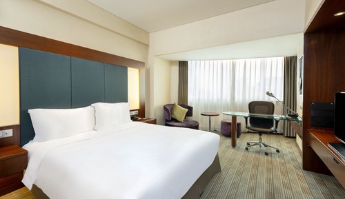 Premium Room, 1 King Bed, Accessible Bathtub, Club Lounge Access (Lounge Access)