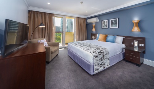 Two Bedroom Front Apartment + Light Breakfast placed in Room