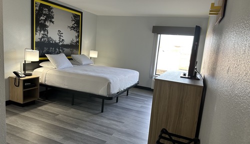 Single Room, 1 King Bed, Accessible, Non Smoking (Mobility/Hearing, Tub w/ Grab Bars)