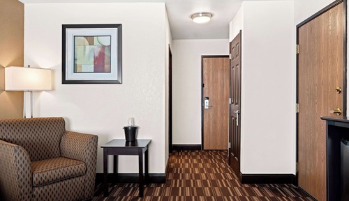 Standard Room, 1 Queen Bed, Non Smoking, Refrigerator & Microwave