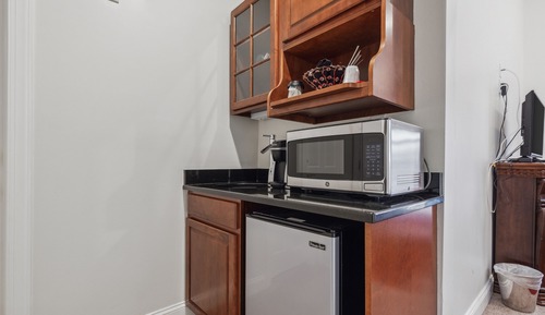 D Suite - Cozy Dream Suite with 1 Person Sized Jetted Tub, 1 King Bed, 2nd Floor