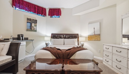 B - 2 Room - Family Queen and Futon, walk-in shower (1 Twin Bed and 1 Queen Bed), Lower Level