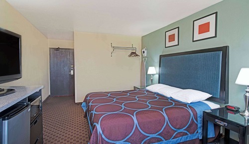 Standard Room, 1 Queen Bed, Smoking, Microwave
