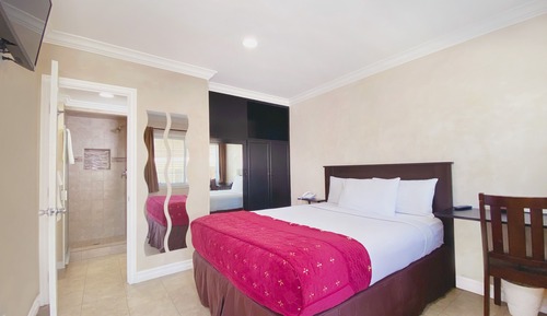 Standard Room, 1 Queen Bed, Non Smoking, Refrigerator & Microwave