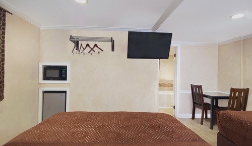 Deluxe Room, Two Queen beds, Non Smoking, Jetted Bathtub