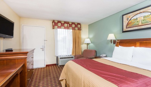 Room, 1 Queen Bed, Refrigerator & Microwave
