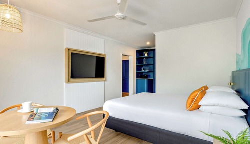 Family Room, Multiple Beds (1 Queen and 2 Singles)