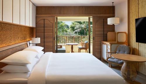 Deluxe Room, 1 King Bed, Garden View (Club Access)