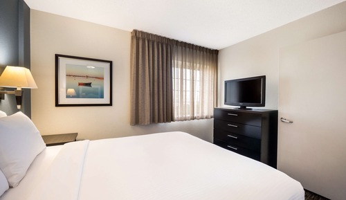 Suite, 1 Queen Bed, Accessible (Mobility/Hearing Shower One Bedroom)