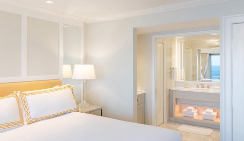 Room, 1 Queen Bed, Roll-in Shower, Pool View