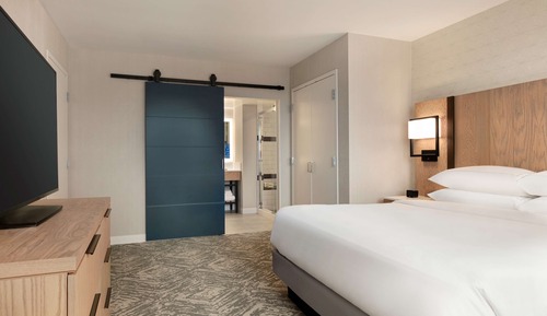 Suite, 1 King Bed (2 Room)