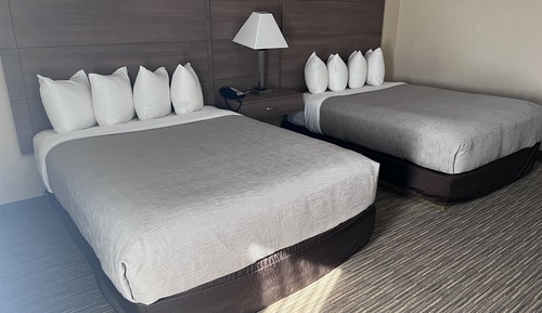 2  Queen Beds with Balcony