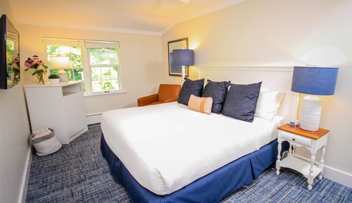 Suite, Multiple Beds (Straits, 1 King 2 Twins, Dog Friendly)