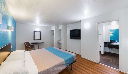 Standard Room, 1 King Bed, Accessible, Non Smoking