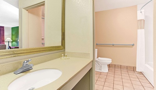 Standard Room, 1 Queen Bed, Accessible