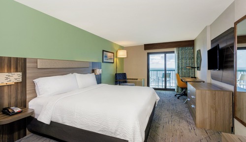 Standard Room, 1 King Bed, Balcony, Oceanfront (High Floor)