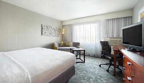 Suite, 1 Bedroom (Mobility/Hearing Access, Roll-In Shwr)
