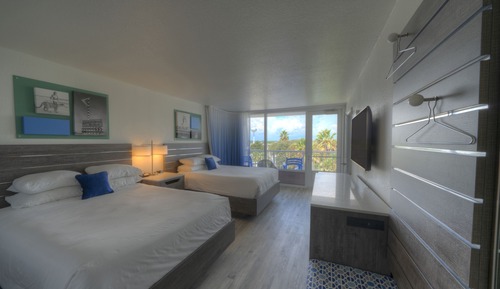 Room, 2 Queen Beds, Pool View