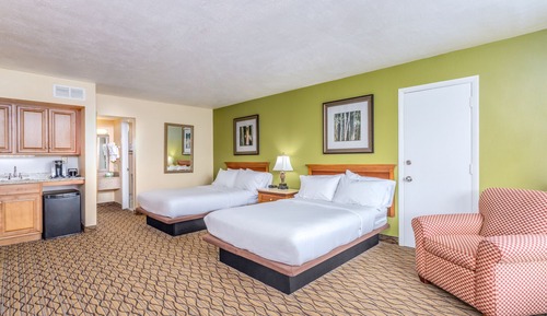 Studio Suite, 2 Queen Beds, Pool View