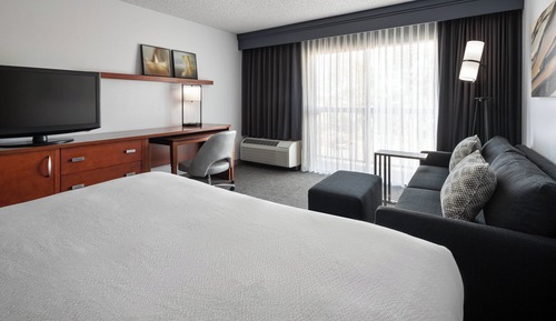 Room, 1 King Bed with Sofa bed (Mobility/Hearing Accessible, Tub)