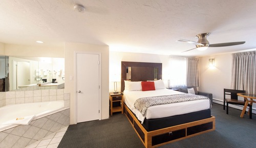Deluxe Suite, 1 King Bed, Jetted Tub
