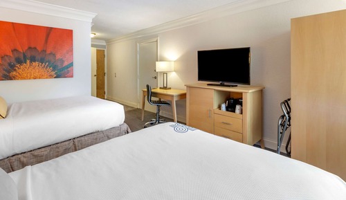 Standard Room, 2 Double Beds, Accessible, Bathtub