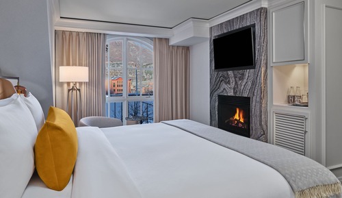 Deluxe Room, 1 King Bed, Fireplace (Mobility Accessible, Roll-In Shower)