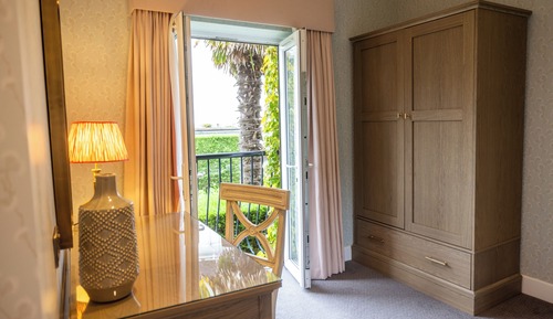 Suite, 1 King Bed, Balcony, Garden View