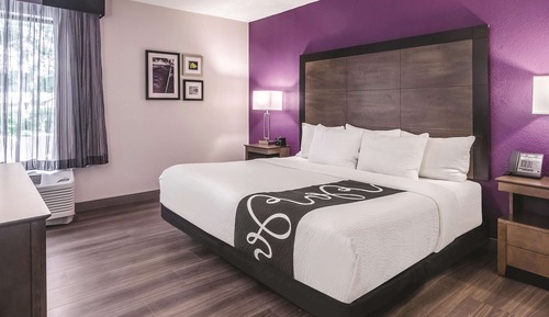 Deluxe Suite, 1 King Bed, Accessible (Mobility/Hearing Impaired Accessible)