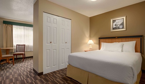 3 Queen Beds (Pool Level) Non-pet friendly